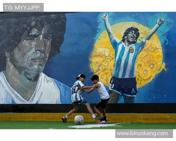 足球明星与路人激情对抗街头踢球瞬间尽显友谊与热爱